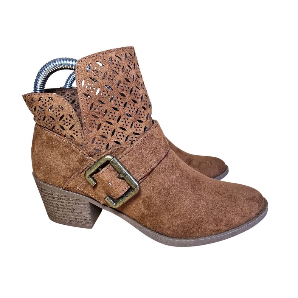 Women Qupid Rover-05 Faux Suede Perforated Buckled Chunky Heel Bootie Size 6 - Picture 2 of 6